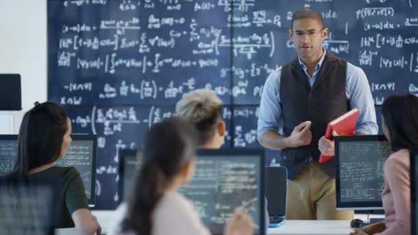 Estudiantes Que Trabajan Computadoras Escuchan Profesor Clase Educación Adultos — Vídeos de Stock