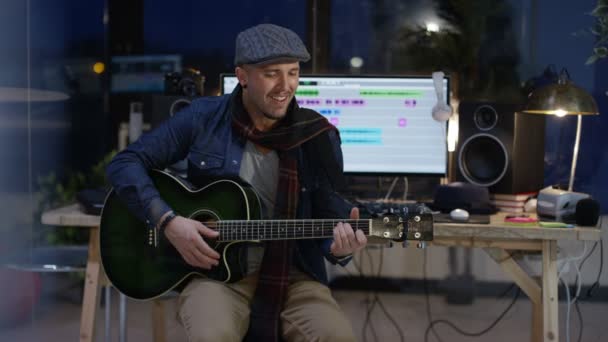 Mann Nimmt Song Auf Und Spielt Auf Akustischer Gitarre — Stockvideo