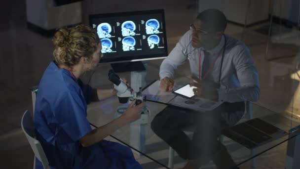 Krankenhauspersonal Arbeitet Der Nachtschicht Und Betrachtet Den Gehirnscan Des Patienten — Stockvideo
