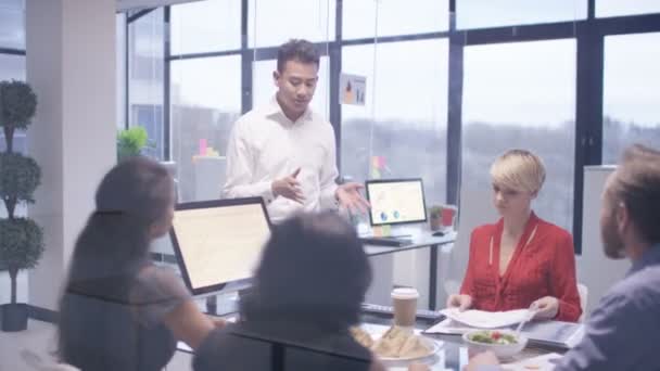 4K Équipe d'entreprise en début de matinée réunion avec de la nourriture et des rafraîchissements 