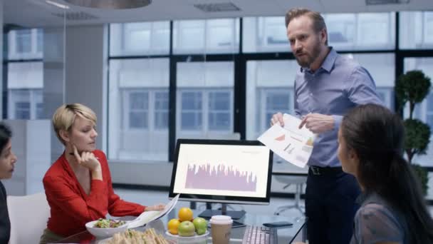 4K Équipe d'entreprise en début de matinée réunion avec de la nourriture et des rafraîchissements 