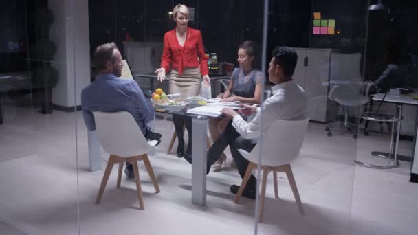 Equipo Negocios Una Reunión Con Comida Refrescos Trabajando Hasta Tarde — Vídeo de stock