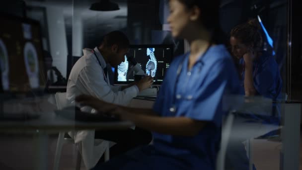 Bilgisayarlar Kullanarak Hastanede Gece Vardiyasında Çalışan Tıbbi Ekip — Stok video