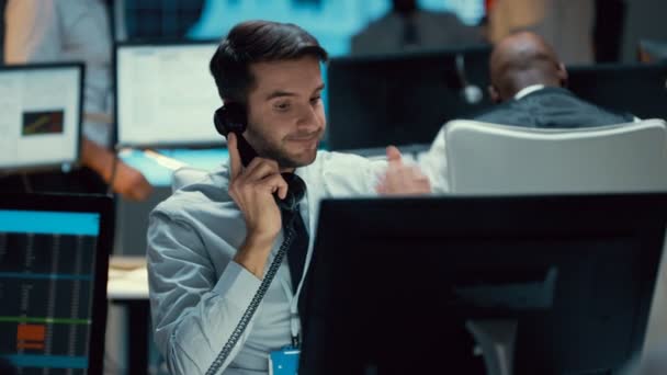 ,4K trader financier dans la salle de négociation occupée négocier un accord difficile par téléphone 