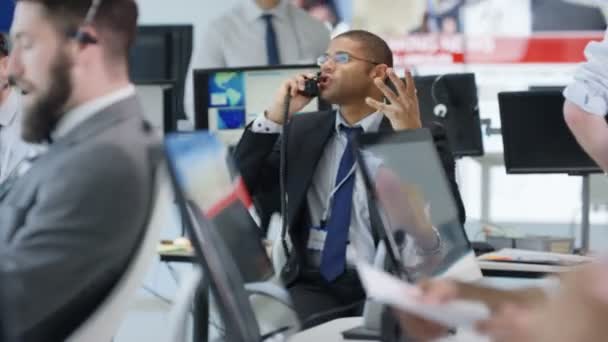 金融交易员在繁忙的交易室谈判一个困难的交易电话 — 图库视频影像