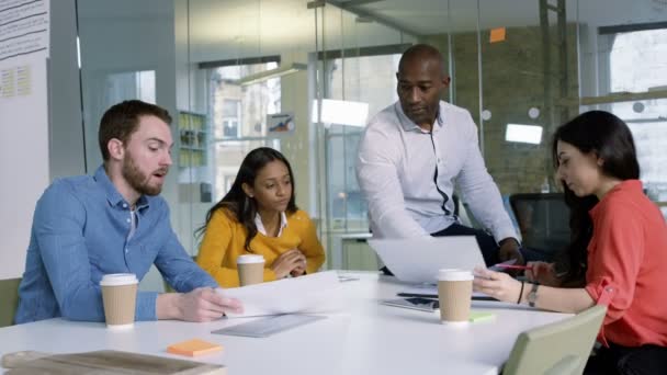 Equipo Negocios Alegre Una Reunión Oficina Creativa Moderna — Vídeos de Stock