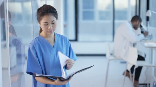 Retrato Del Trabajador Médico Sonriente Hospital Moderno — Vídeo de stock