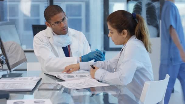 Médecin Hôpital Réunion Avec Collègue Portant Des Gants Avant Examen — Video