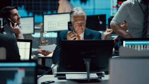 4K trader boursier confiant faisant des affaires par téléphone 