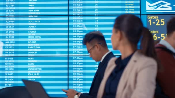 Resande Gruppen Flygplats Med Teknik Framför Avresa Styrelser — Stockvideo
