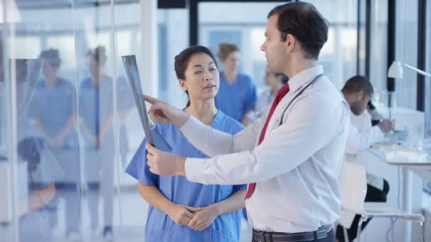 Médicos Hospital Tendo Uma Discussão Olhando Para Radiografia Paciente — Vídeo de Stock