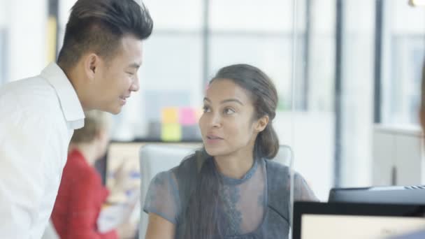 Femme Affaires Travaillant Sur Ordinateur Son Bureau Parlant Collègue Masculin — Video