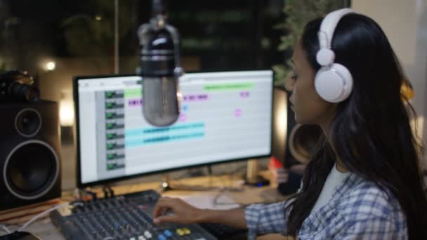 Mujer Morena Grabando Canción Trabajando Con Software Mezcla Computadoras Cantando — Vídeo de stock