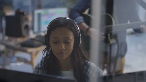 Band Gravando Uma Faixa Estúdio Com Engenheiro Som Mesa Mixagem — Vídeo de Stock