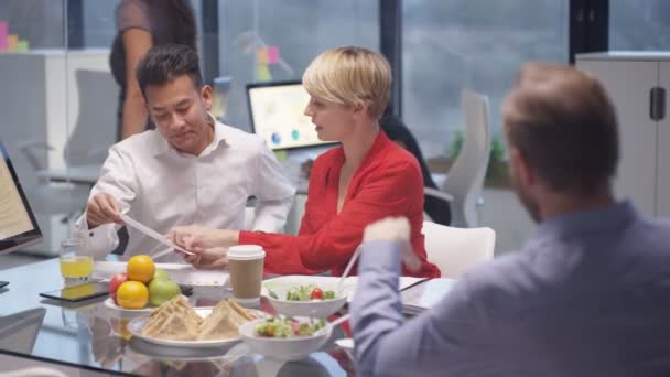 Business Team Een Vergadering Met Eten Verfrissingen Het Kantoor — Stockvideo