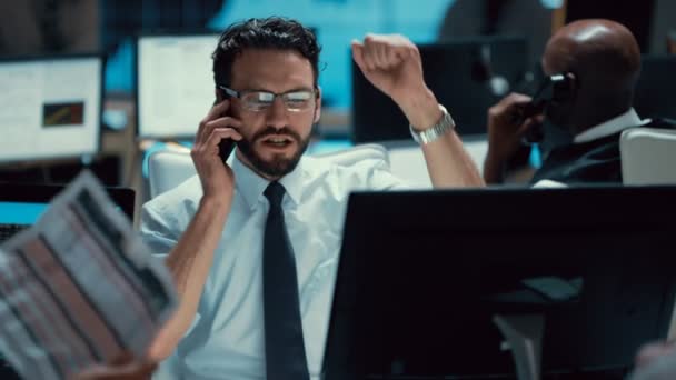 4K trader boursier confiant faisant des affaires par téléphone 