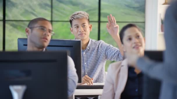 Estudiantes Clase Educación Adultos Escuchando Maestro Haciendo Preguntas — Vídeos de Stock