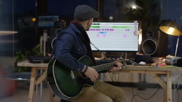 Человек Записывает Песни Играет Акустической Гитаре — стоковое видео