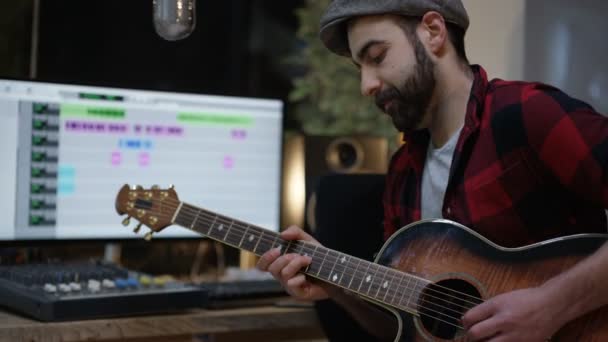 ひげを生やした男の歌を記録し アコースティック ギターの演奏 — ストック動画