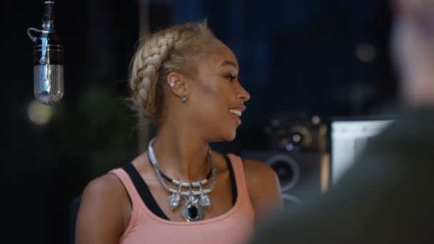 美丽的非洲歌手在演播室采访的妇女 — 图库视频影像