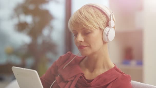 Hermosa Mujer Relajándose Casa Escuchando Música Con Tableta Auriculares — Vídeos de Stock