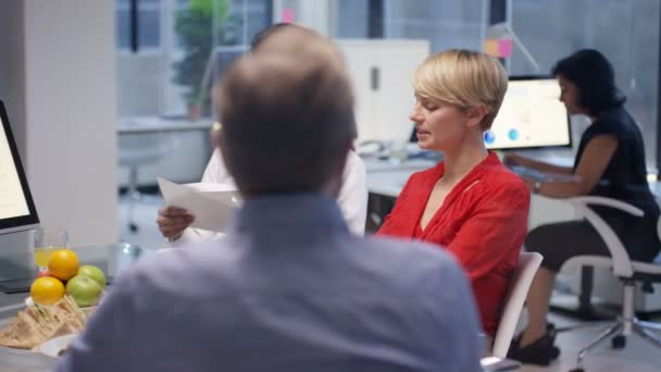 Business Team Een Vergadering Met Eten Verfrissingen Het Kantoor — Stockvideo