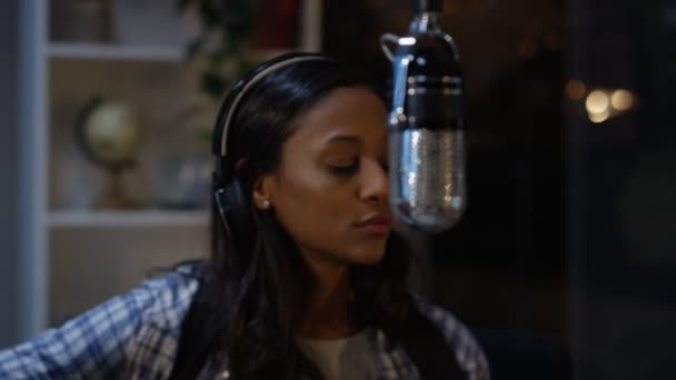 女性がスタジオで歌を録音 — ストック動画
