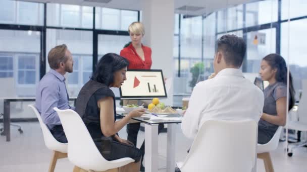 Equipe Negócios Corporativa Início Manhã Reunião Com Alimentos Refrescos — Vídeo de Stock