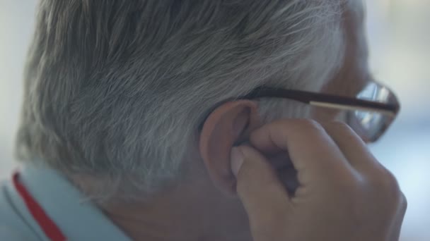 Homem Com Surdez Colocando Aparelho Auditivo Ouvido — Vídeo de Stock