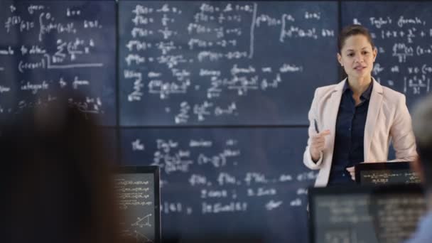 Professora Aula Educação Adultos Explicando Fórmulas Matemáticas Para Alunos — Vídeo de Stock