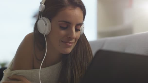 Hermosa Mujer Relajándose Casa Escuchando Música Con Computadora Portátil Auriculares — Vídeo de stock