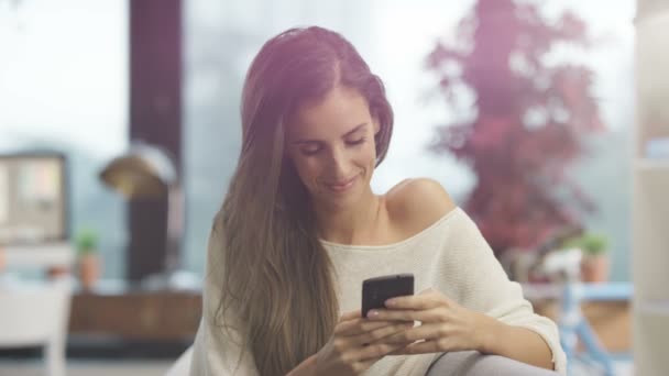 Retrato Mujer Sonriente Atractiva Relajándose Casa Mirando Teléfono Inteligente — Vídeos de Stock