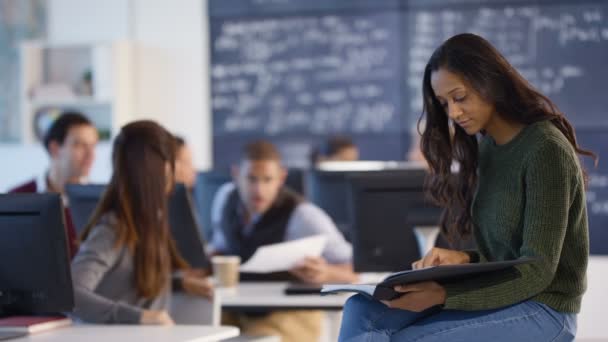 Portrait Enseignant Élève Souriant Classe Éducation Des Adultes — Video