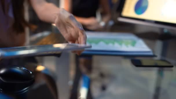 4K deux femmes d'affaires dans une réunion tardive, écrans d'ordinateur montrant les données financières 