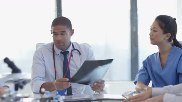 Médicos Del Hospital Una Reunión Discutiendo Radiografía Del Paciente — Vídeo de stock