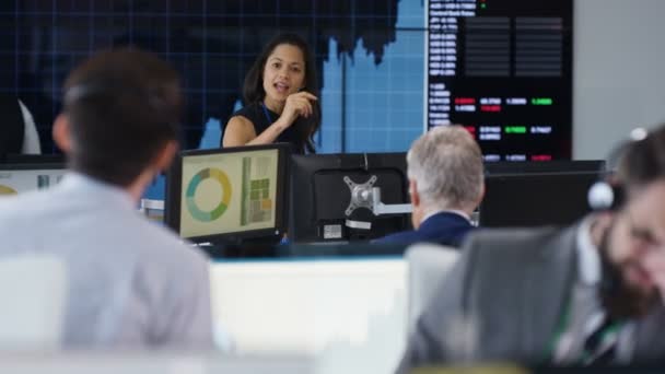 Manager Busy Stock Exchange Overseeing Staff Keeping Them Motivated — Stock Video