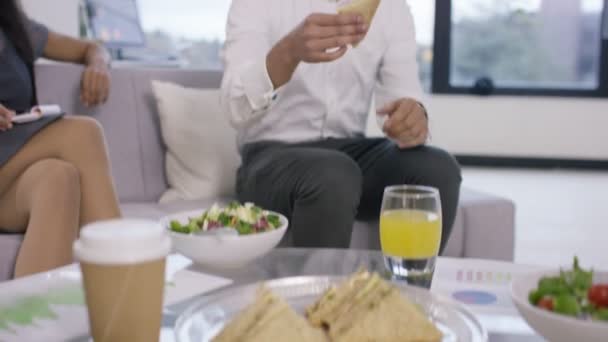 Equipe Negócios Uma Reunião Café Manhã Almoço Com Alimentos Refrescos — Vídeo de Stock