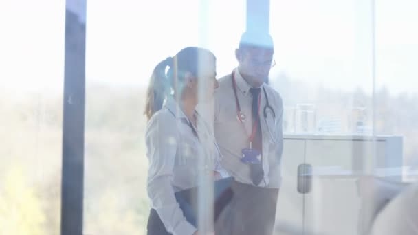 Врачи Больницы Совещании Обсуждают Рентген Пациента Медицинские Заметки — стоковое видео