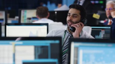 meşgul bir anlaşma müzakere telefon üzerinden borsa 4 k mali tüccar