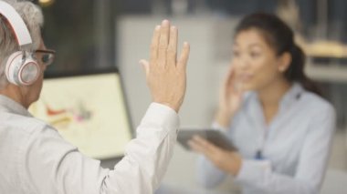 bir işitme testi Odyoloji doktor ile Başlarken 4 k olgun adam giyen kulaklık,.