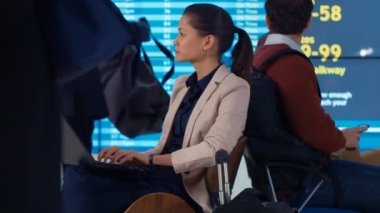 4 k seyyar grubu gidiş levhaları önünde teknolojisiyle havaalanında