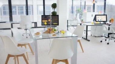 4k iç boş ofis, meyve ve hamur işleri sabah toplantısı için koydu Resepsiyon