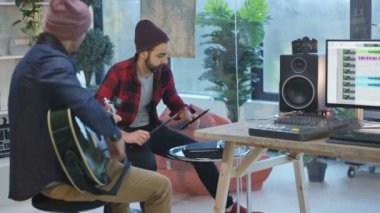4 k genç müzisyenler bir parça ev stüdyosunda kayıt