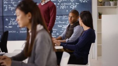 bilgisayarlarda çalışma ve yetişkin eğitimi matematik dersinde sohbet 4 k öğrencileri