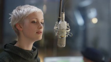 şarkı kayıt ve mikrofon şarkı güzel sarışın genç kadın 