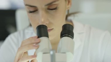 mikroskop bakarak laboratuarında çalışan tıbbi araştırmacı, 4k yakın çekim