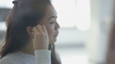 4k sağırlık işitme onun kulak içine koyarak ve doktor ile tartışırken kadınla