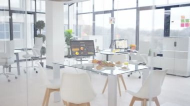 4k iç boş ofis, meyve ve hamur işleri sabah toplantısı için koydu Resepsiyon