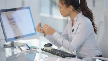 işitme cihazı seyir ve bilgisayarda çalışan 4 k Odyoloji Doktor onun masasında