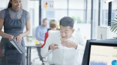 4 k Asya iş adamı having kahvaltı masasında ve ofiste kadın meslektaşım konuşuyor